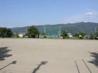 晴天の辰野南小学校校庭の写真
