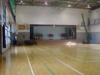 辰野南小学校体育館の室内の写真