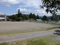 木々が写る両小野小学校校庭の写真