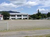校舎が写る両小野小学校校庭の写真
