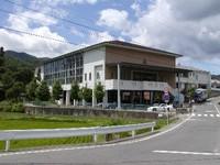 両小野小学校体育館の外観の写真