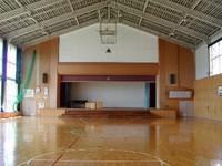 両小野小学校体育館の室内の写真