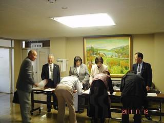 第1回議会報告会の参加者がアンケート記入している写真
