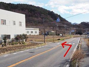 分岐点の道路に左折する場所を明記した写真