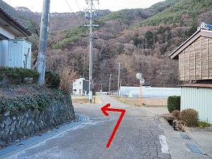 分岐点の道路に左折する場所を明記した写真