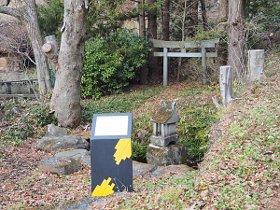 井出の清水の全景と井出の清水を説明する石碑の写真