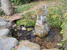 井出の清水にて水が湧き出ている写真