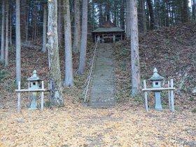上平出八幡社と上平出八幡社へ続く階段の写真