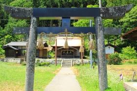 智児神社、御社宮司社、山の神の3神社へ続く参道と鳥居の写真