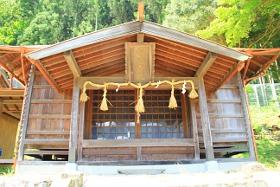 智児神社本殿を正面から見た写真