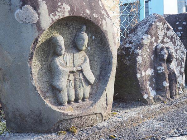 2基仲良く並んだ道祖神の写真