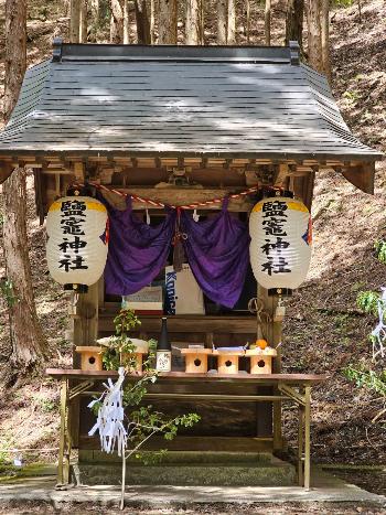 七蔵寺参道石段の左手に鎮座するご神殿