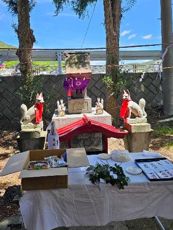 神様の使者キツネが鎮座する祠
