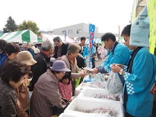 ほたるの里たつの物産展の様子