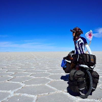 青い空と大きな石畳に挟まれバイクに座っているおぐちりょうへい