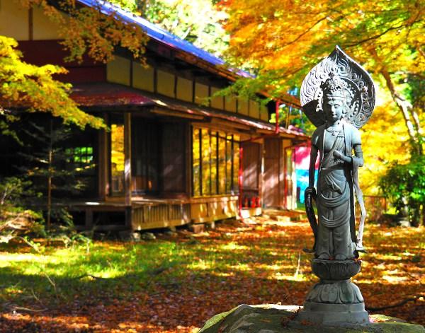 七蔵寺本堂と観音像の写真画像