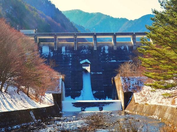 少し雪がある横川ダムの写真画像