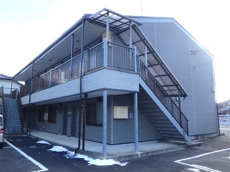2階建てのエスポワール星南の階段側から見た写真