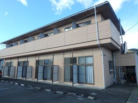2階建てのスマイルコーポ・タツノの駐車場がある窓側からの写真