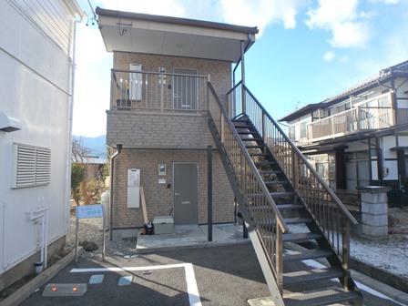 駐車場が1台分付いた2階建てのサープラスヤジマの正面画像