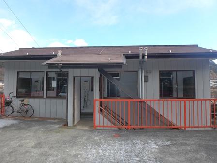 赤い柵が可愛らしいコーポヒルトップの正面画像