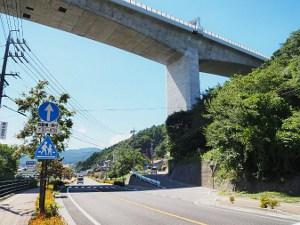 上に道路が通っている場所の分岐点1の写真画像