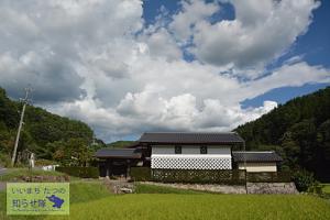 日向(ひなた)」と書かれた標柱近くのお宅の写真画像