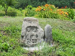 石製の道祖神の画像