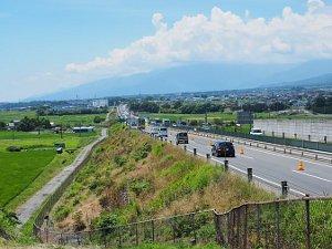 土手とその右隣を走る中央道