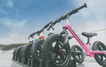 （画像）アラパの空 アクティブビラティテラスにキックバイクが並んでいる写真