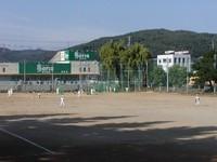 野球をしている様子の辰野中学校校庭の写真