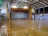 辰野東小学校第一体育館の室内の写真