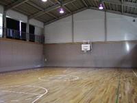 辰野東小学校第二体育館の室内の写真