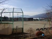 野球のネットが写る辰野東小学校校庭 の写真