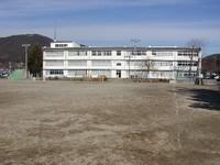 校舎が写る辰野東小学校校庭の写真