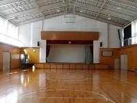 川島小学校体育館の室内の写真