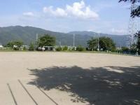 大きな木の影が映り込む辰野南小学校校庭の写真