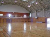 辰野西小学校第一体育館の室内の写真