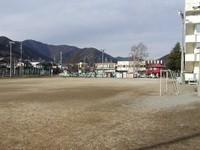 サッカーのゴールポストが写る辰野西小学校校庭の写真