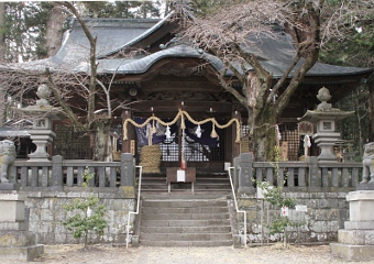 宮木諏訪神社の境内と神社の外観を映した写真