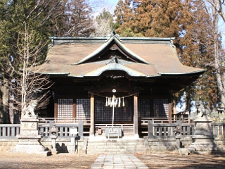 辰野三輪神社の境内と神社の外観を映した写真