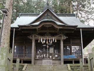 平出法性神社の境内と神社の外観を映した写真