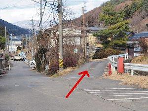 分岐点の道路に右折する場所を明記した写真