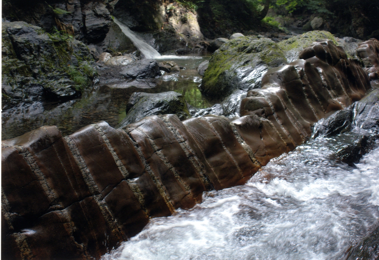 蛇石と流れる川の写真