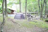 森林に囲まれた蛇石キャンプ場に張られたテントの写真