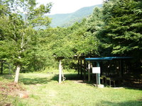 森林に囲まれた蛇石キャンプ場に設置された炊事場の写真
