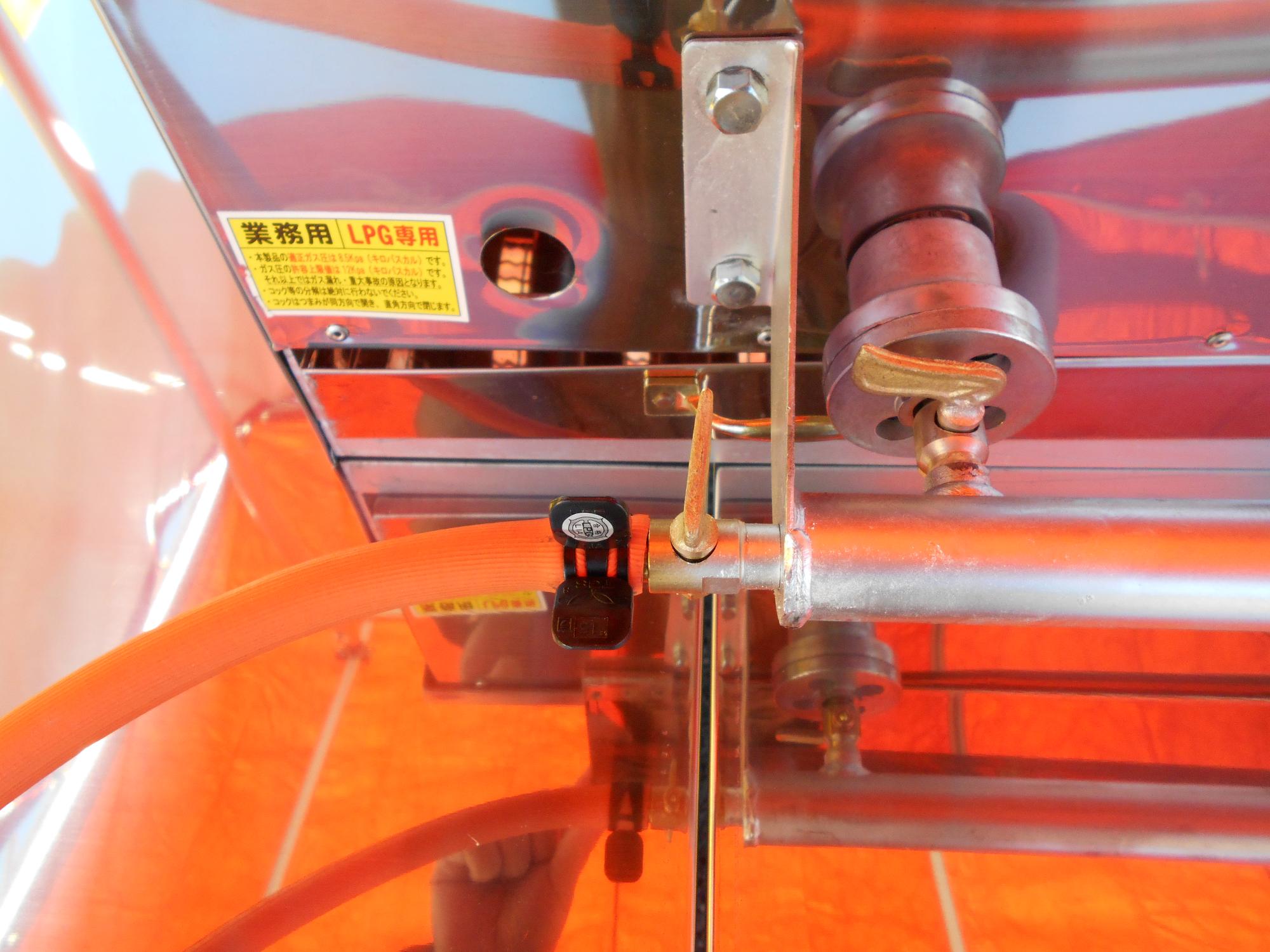 ガス圧力調整機にゴムホースの接続する方法を説明する写真