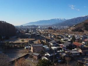 一の平頂上からみた辰野町と山脈の写真