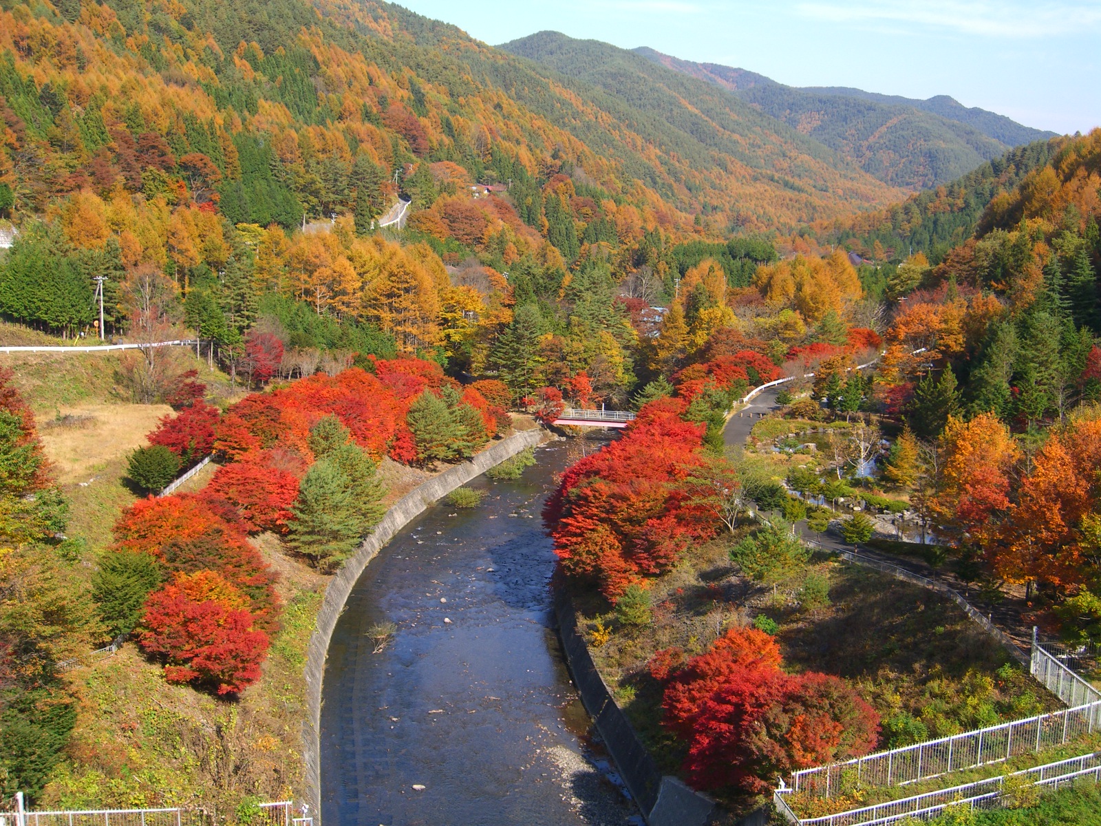 横川渓谷を流れる川と紅葉の写真