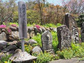 道端に双体道祖神と庚申塚が並んで位置している写真